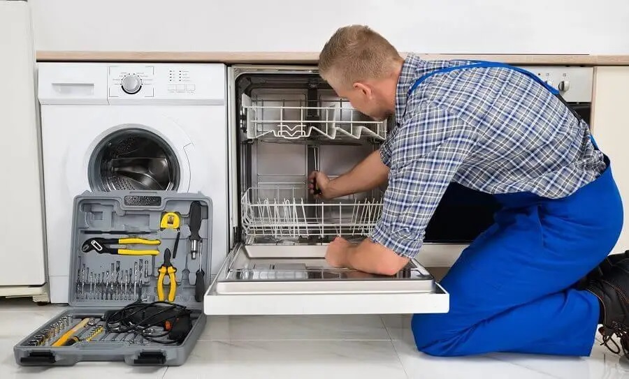 Beypazarı Smeg servisi teknisyen ekibi beyaz eşya tamiri yaparken